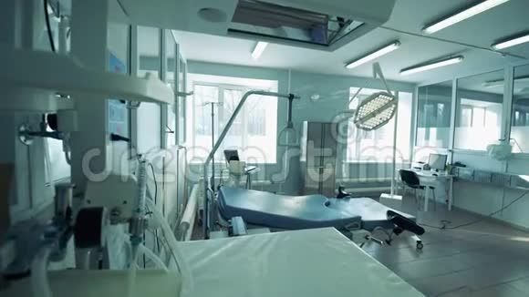 带医疗器械的手术室视频的预览图