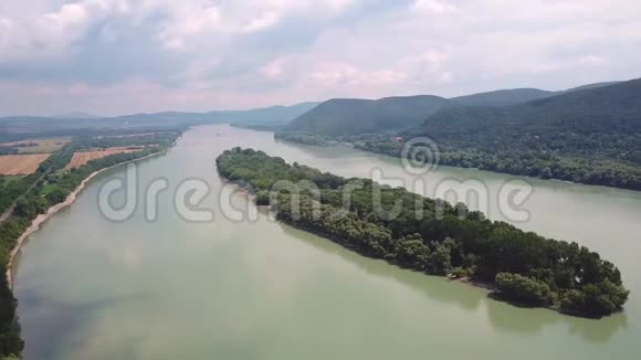 多瑙河的鸟瞰图夏雨和暴风雨天气视频的预览图