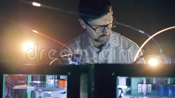 三维印刷行业工程师在三维印刷实验室工作一个人在印刷机上工作视频的预览图