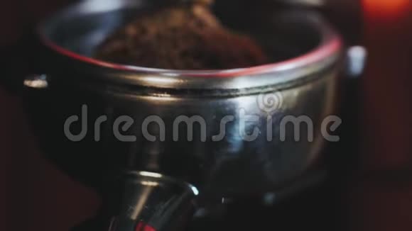 咖啡师在繁忙的咖啡店用咖啡机煮咖啡视频的预览图