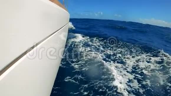 白色船板和蓝色海水视频的预览图