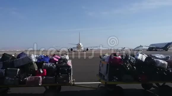 机场的运输手提箱视频的预览图