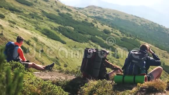 夏天坐在山上的三个游客视频的预览图