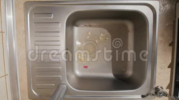 水槽里装满了脏盘子很多菜都需要洗延时录像视频的预览图