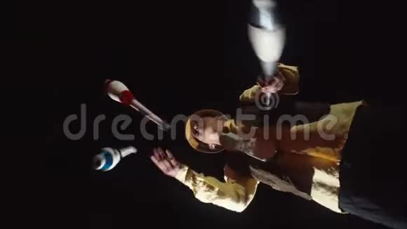 魔术师表演杂耍魔术的动态镜头视频的预览图