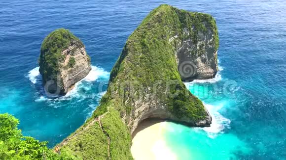 印度尼西亚巴厘NusaPenida岛的曼塔湾或Kelingking海滩4k段录像视频的预览图