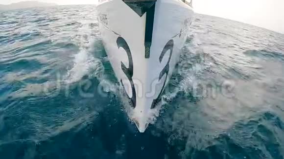 在海中漂流的游艇夏季冒险概念视频的预览图