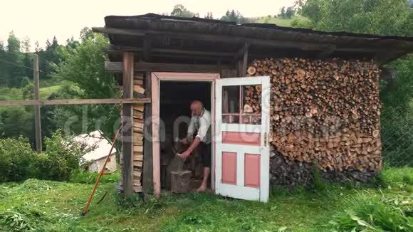 老人在谷仓里砍柴视频的预览图