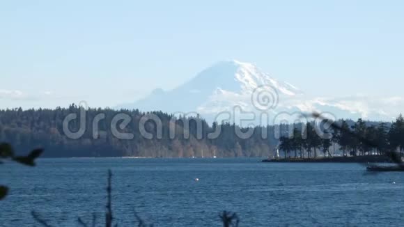 晴天雷尼尔山前的普吉特海峡视频的预览图