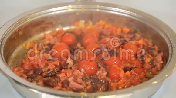 将樱桃番茄红豆和蔬菜放入煎锅中视频的预览图