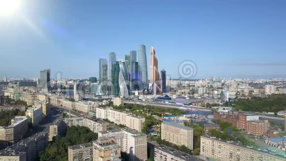 通过太阳光线鸟瞰莫斯科城市摩天大楼莫斯科市的商务中心国际塔楼和视频的预览图