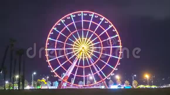 摩天轮在夜间用彩灯旋转视频的预览图