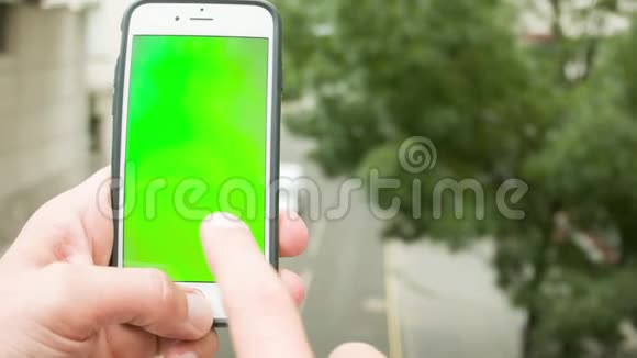 一个高加索人使用绿色屏幕铬键智能手机放松的个人视角视频的预览图