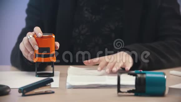 办公室一个女人在排队的文件上贴上邮票视频的预览图