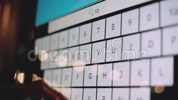 一个人在移动应用程序中使用搜索用手在电子屏幕上的键盘上键入文本机器人视频的预览图