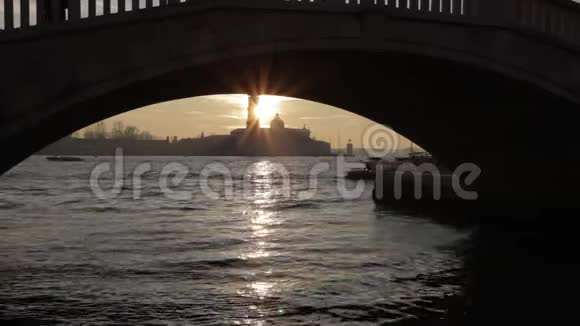 威尼斯教堂后夕阳桥拱顶下的一瞥视频的预览图