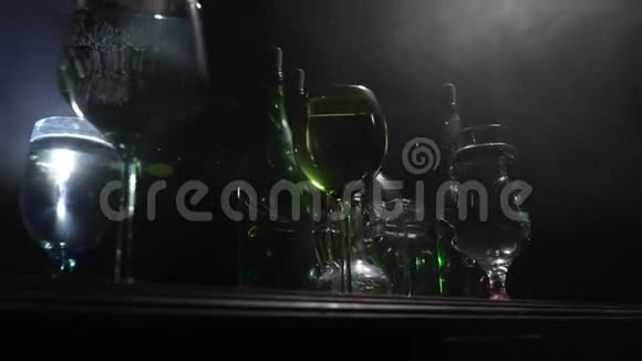 木墙背景木桌上的酒杯视频的预览图