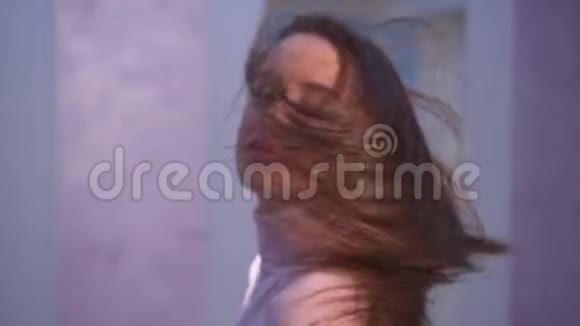 棕色头发的女模特对着镜头摆姿势视频的预览图