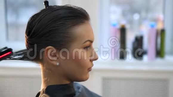 在美容院染湿头发的年轻美女特写镜头视频的预览图