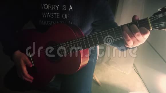 一个人独自弹吉他视频的预览图