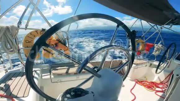 白色游艇与舵机航行在水上自动视频的预览图