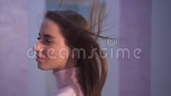 年轻漂亮的女士在头发上享受风视频的预览图