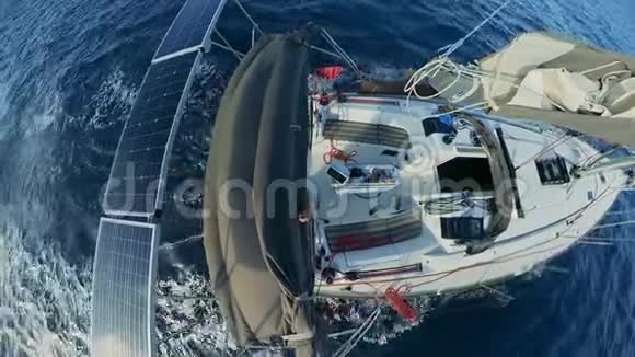 一艘装有太阳能电池的船正在顶上航行视频的预览图