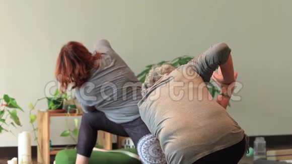 女人在做旋转低步瑜伽视频的预览图