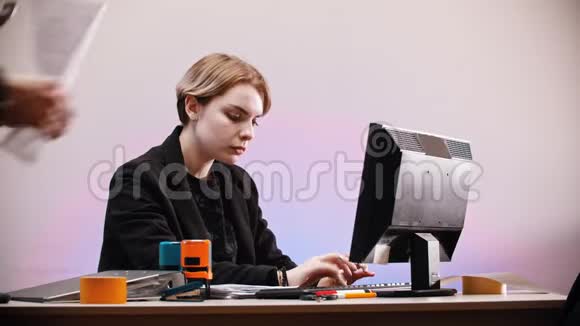 一个办公室工作一个女人坐在电脑旁一个男人来到她面前给她一份文件一个女人泪流满面视频的预览图