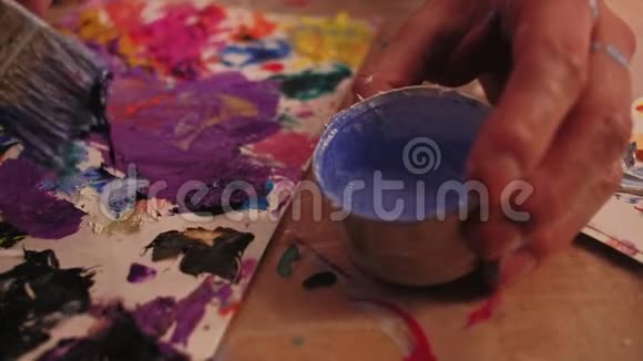 艺术学校男生手工混合颜料调色刷视频的预览图