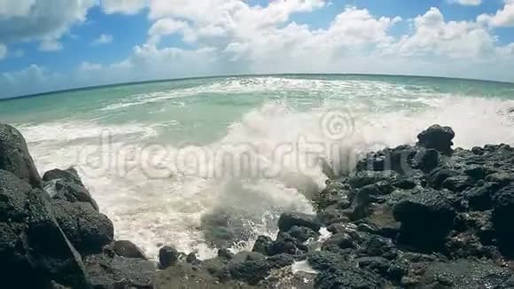 落基海岸海浪缓慢地冲刷着它视频的预览图