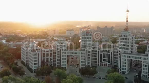 空中俯瞰苏联建筑德日普在即将拍摄的背景下美丽的日落平静下来视频的预览图