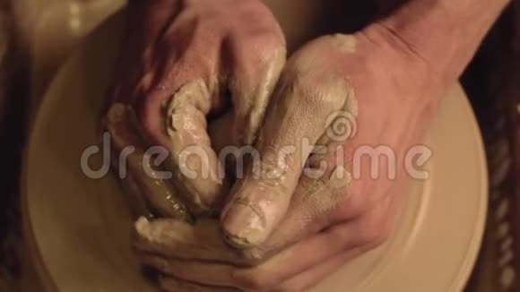 陶瓷成型班男手成型陶罐视频的预览图