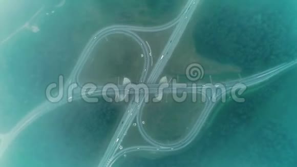 从雾中俯瞰高速公路郊区的风景和树木视频的预览图