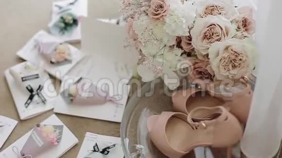 一套新婚快乐假期的婚礼装饰品花瓶里美丽的一束白色和粉红色的玫瑰迷你视频的预览图