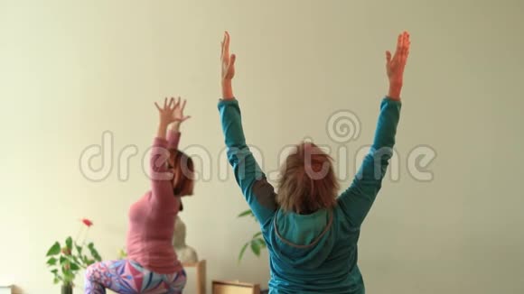女人做的很好摆姿势瑜伽视频的预览图