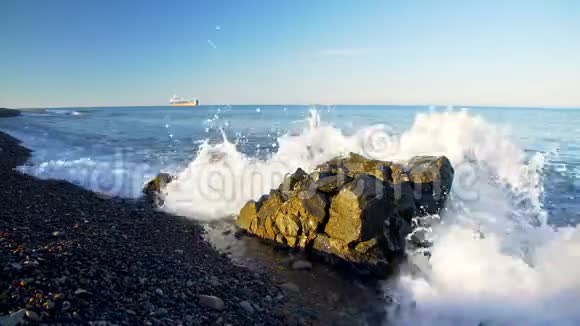 以石质卵石海岸为中心的潮汐视频的预览图