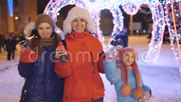 新年前夜快乐的一家人在市中心玩得开心视频的预览图