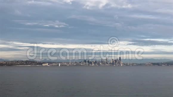 西雅图天际线天空中有船鸟和云视频的预览图