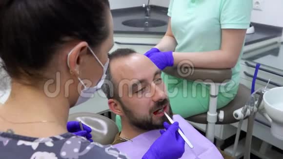 牙医检查牙齿充填的质量视频的预览图