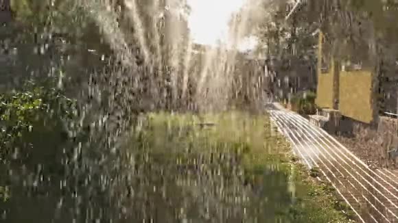 为草坪浇水的洒水车慢动作视频的预览图