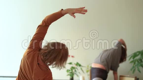 女人用手旋转做侧弯视频的预览图