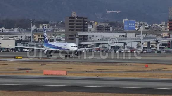 日本大阪市2020年7月3日大阪国际机场的客机视频的预览图