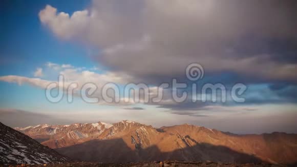 落日山脉山峰云层时间间隔4k视频的预览图
