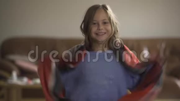 可爱的白种人小女孩穿着蓝色毛衣庆祝她从寒冷中恢复过来一个长着棕色头发的孩子视频的预览图
