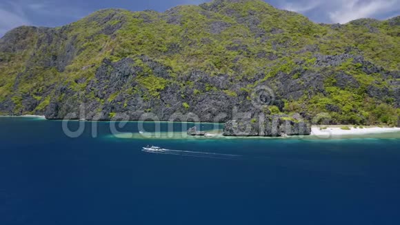 菲律宾巴拉望岛ElNidoMatinloc岛附近的4鸟瞰海峡在蓝水中航行视频的预览图