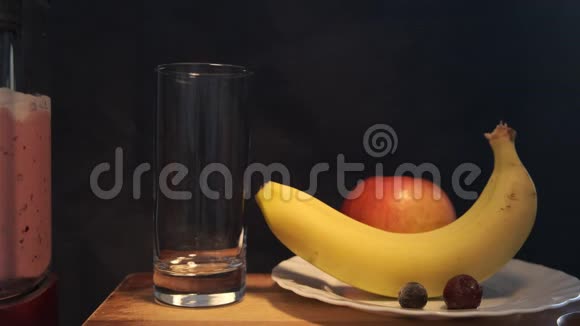 水果和浆果与酸奶混合在冰沙中视频的预览图