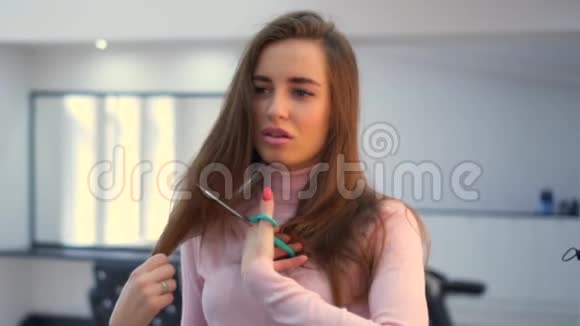 年轻漂亮的女士拿着头发去剪视频的预览图