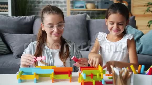 快乐的母女在家里玩积木视频的预览图