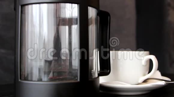在茶壶里冲泡茶视频的预览图